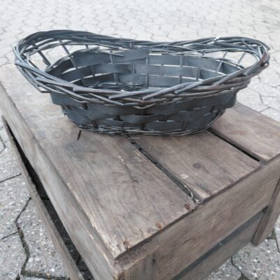 Oval kurv i farvet mørk pil og bark